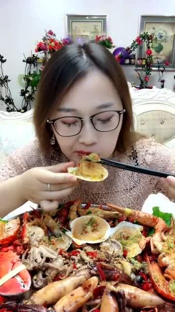 娱乐吃瓜酱章鱼,谢霆锋Twins尝鲜活吞章鱼