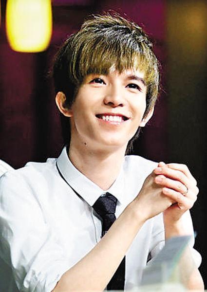 炎亚纶进娱乐圈吃瓜群众,从明星到吃瓜群众关注的焦点